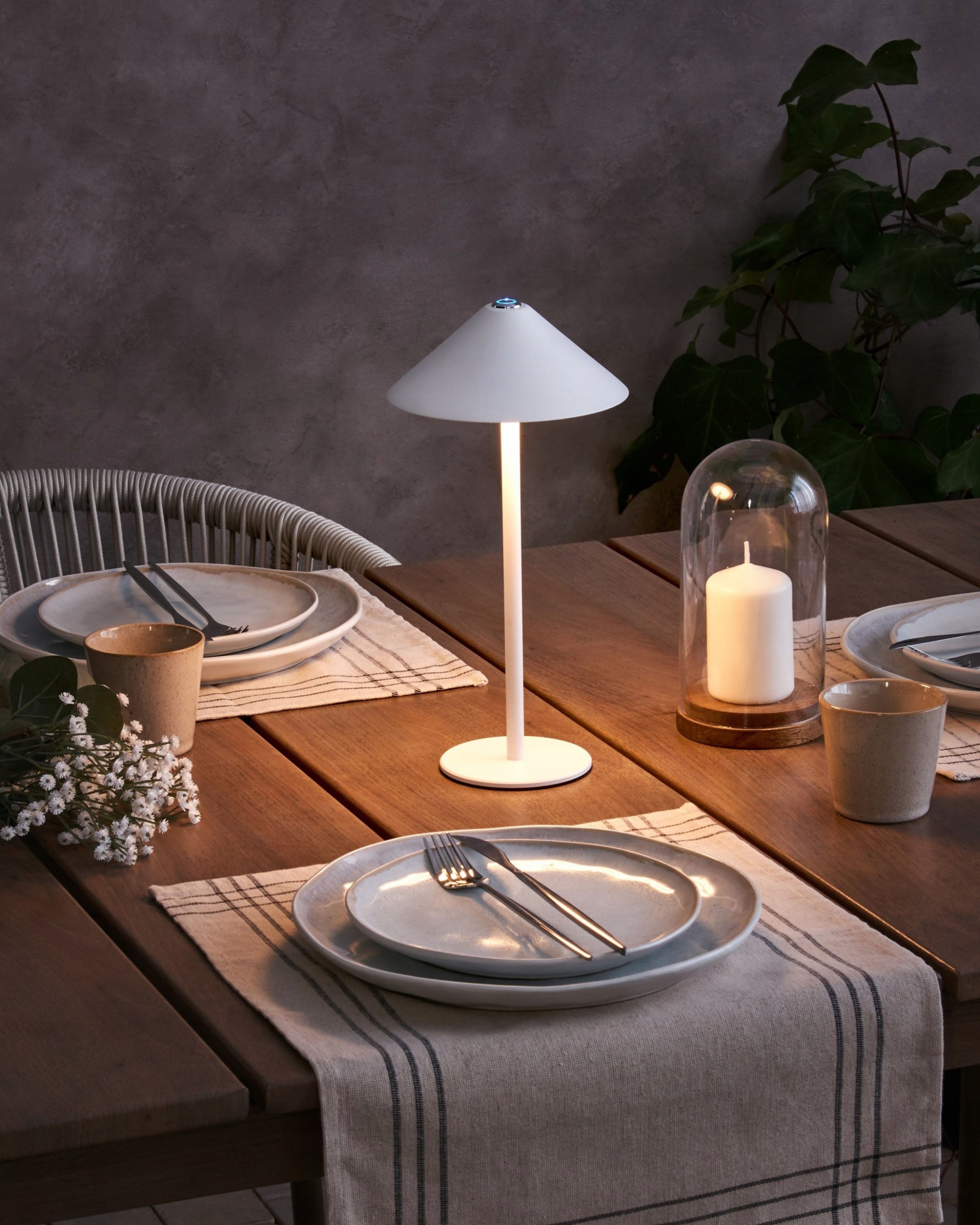 Lampa stołowa Beliani Bezprzewodowa lampa stołowa LED FRANCOLI Ze ściemniaczem Metal Biały