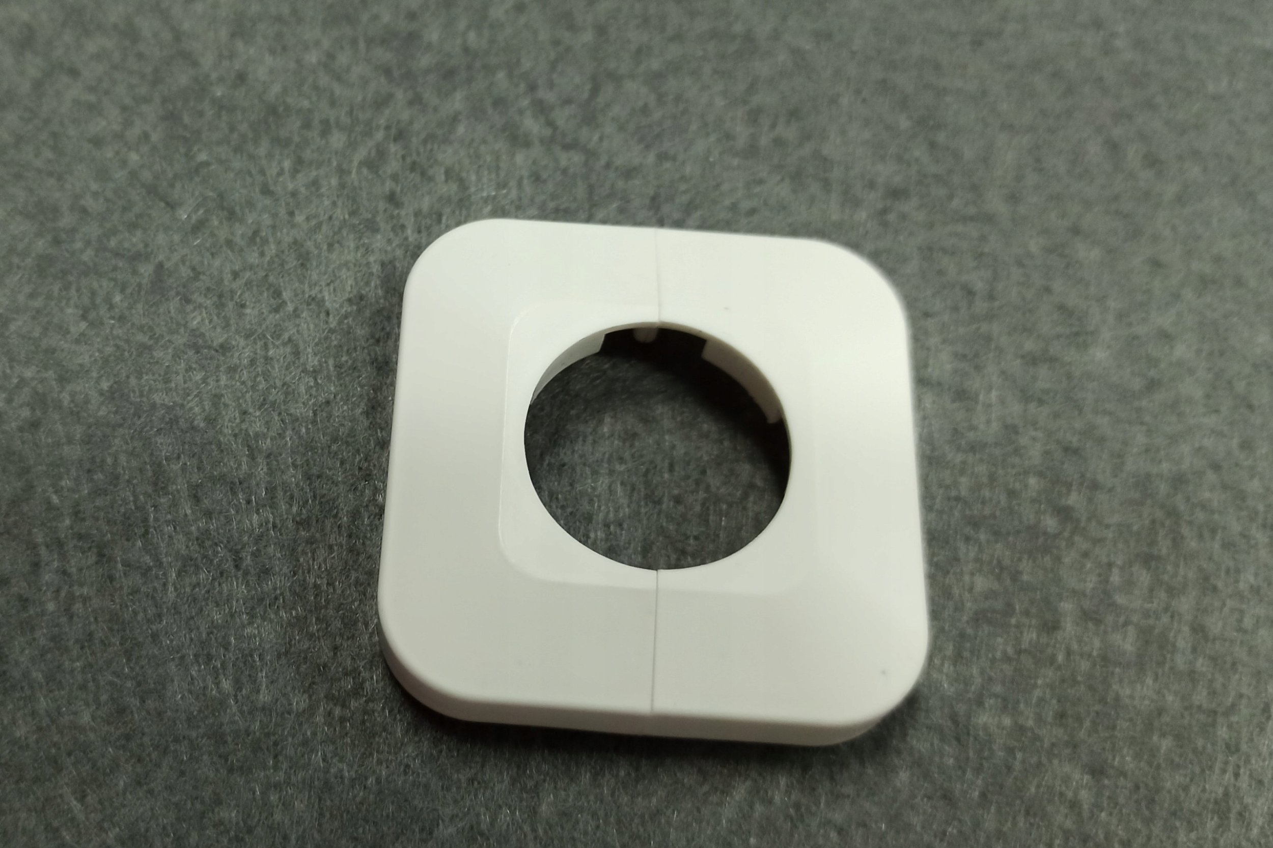 Rozeta dzielona biała FI25 (tworzywo sztuczne)