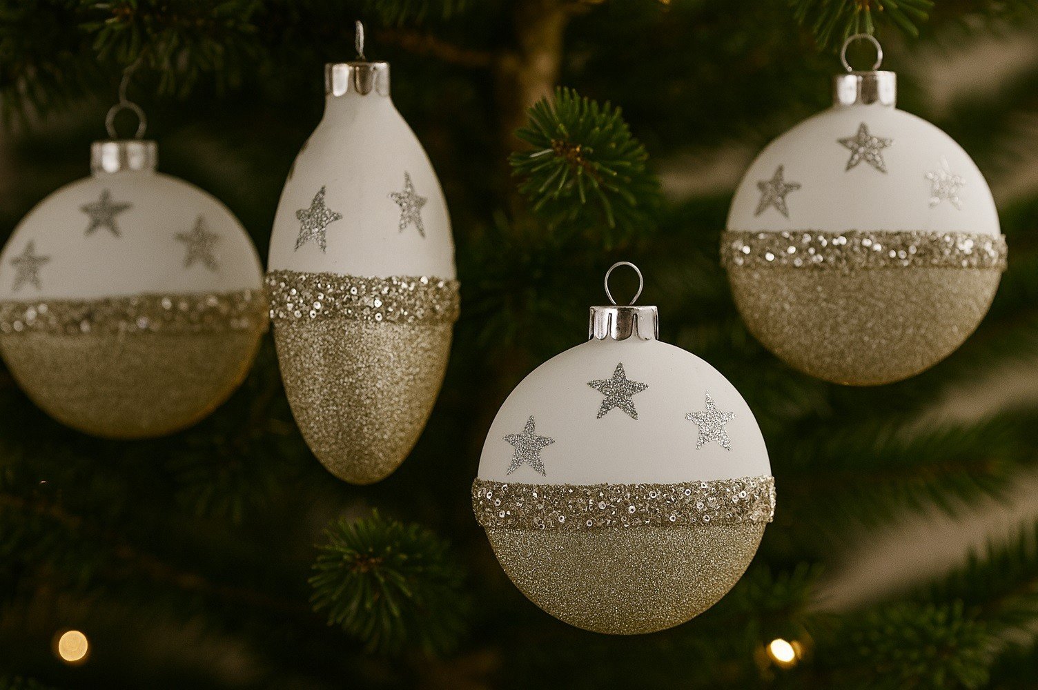 Komplet 4 bombek szklanych 8 cm biały-złoty 8450