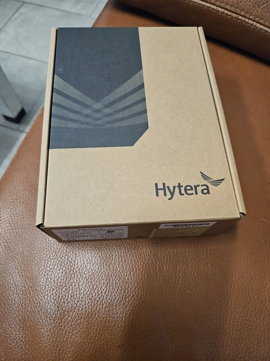 Hytera BP515 V1 136-174 VHF IP54 z akumulatorem litowo-jonowym, stacja dokująca z zasilaczem, antenna stubby, klips do paska