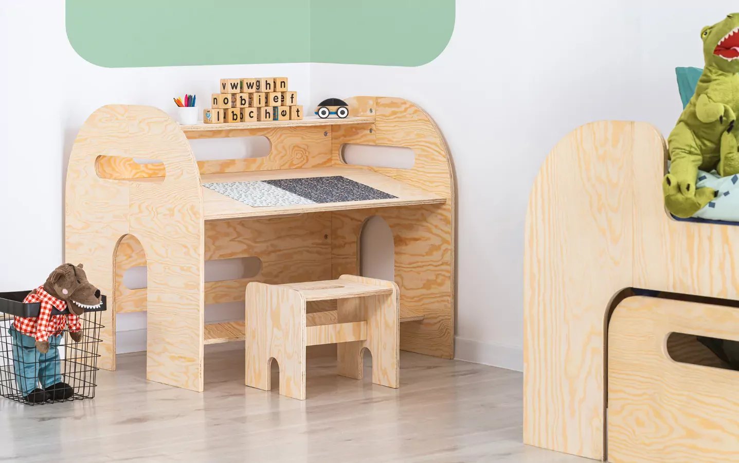 Biurko Elior Biurko dziecięce z uchylonym blatem - Polly