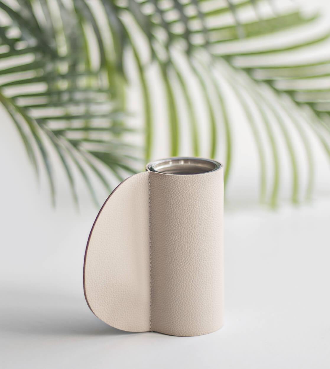 Tajemniczy ogród Wazonik w skórzanej osłonce beżowy 14 cm