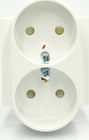 Efapel EFAPEL LOGUS90 ELEMENT CENTRALNY DO GNIAZDA PODWÓJNEGO Z UZIEMIENIEM BIAŁY 90656 TBR