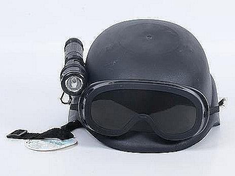 Hełm policyjny z latarką