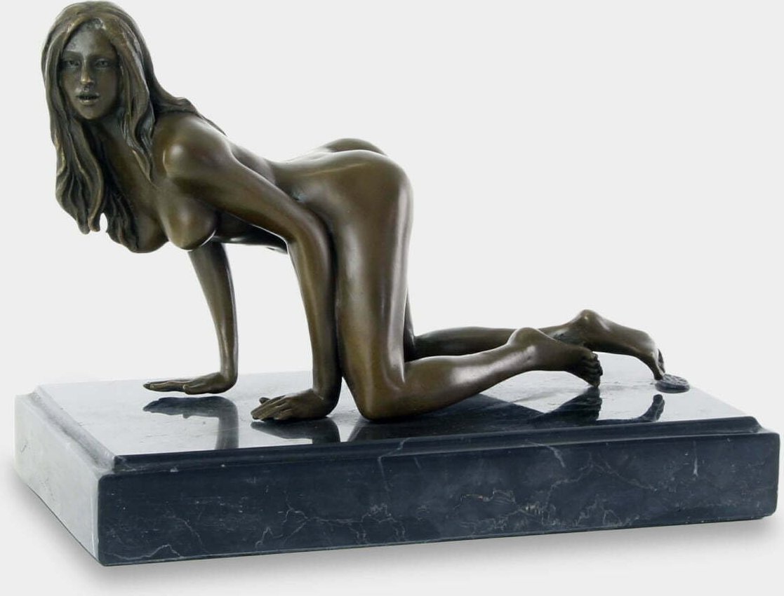 rzezbyzbrazu Naga Kobieta Klęcząca