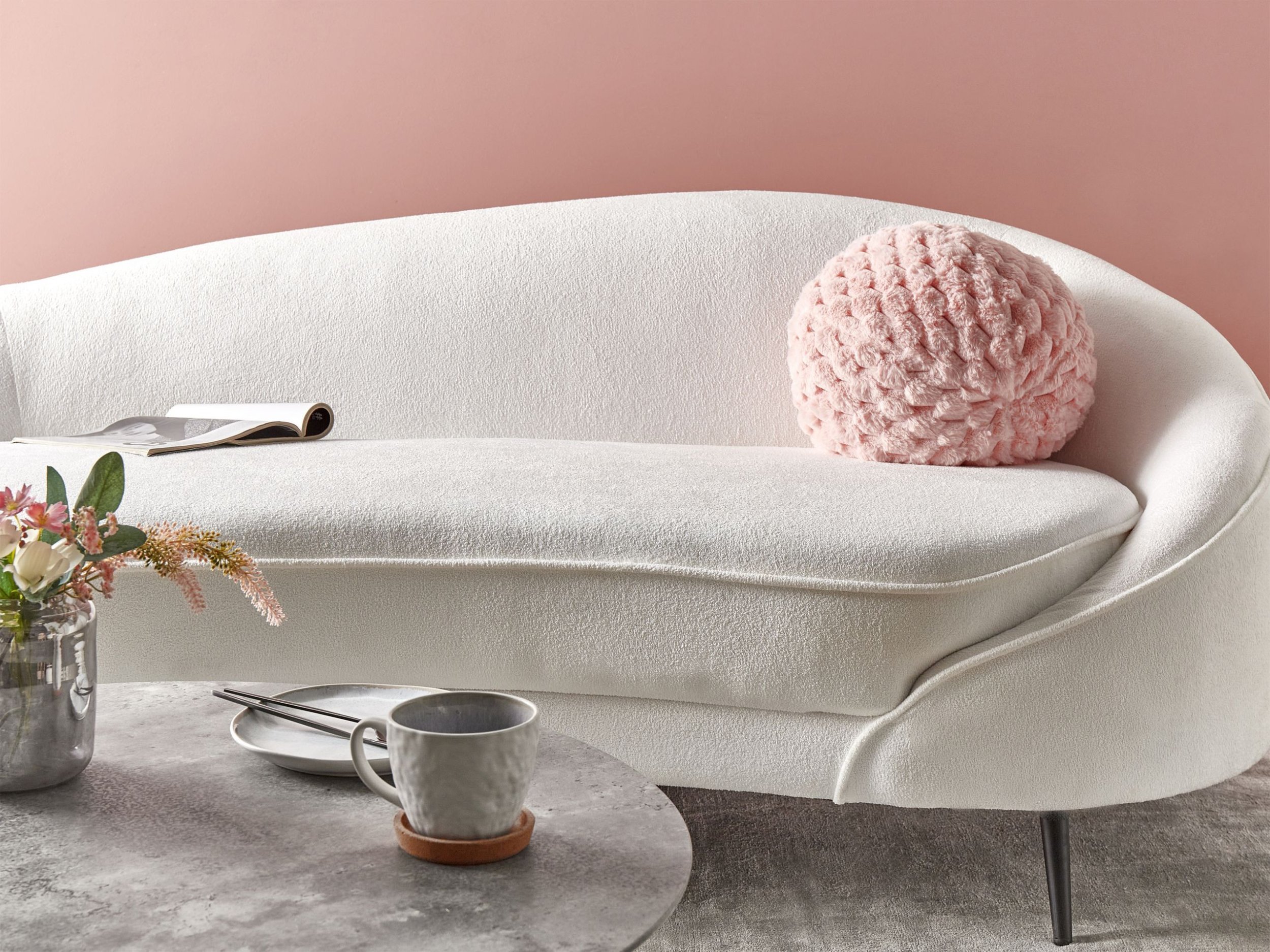 Beliani Poduszka dekoracyjna ROSEA Sztuczne futro 30 x 30 cm Różowy Jednolity