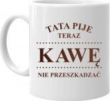 Koszulkowy Tata pije teraz kawę - nie przeszkadzać kubek z nadrukiem