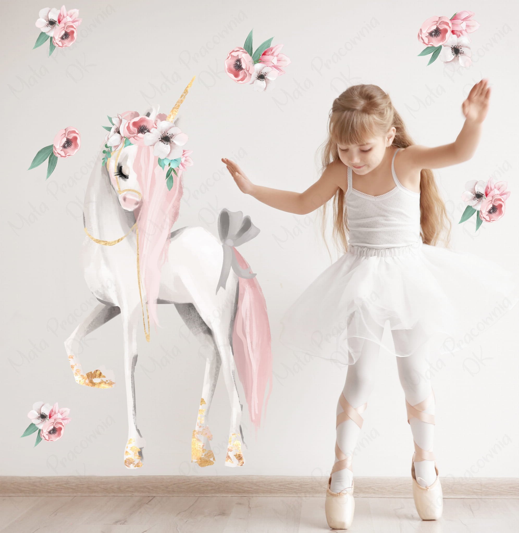 Mała Pracownia DK Jednorożec z wianuszkiem, kwiaty naklejka na ścianę, unicorn naklejka