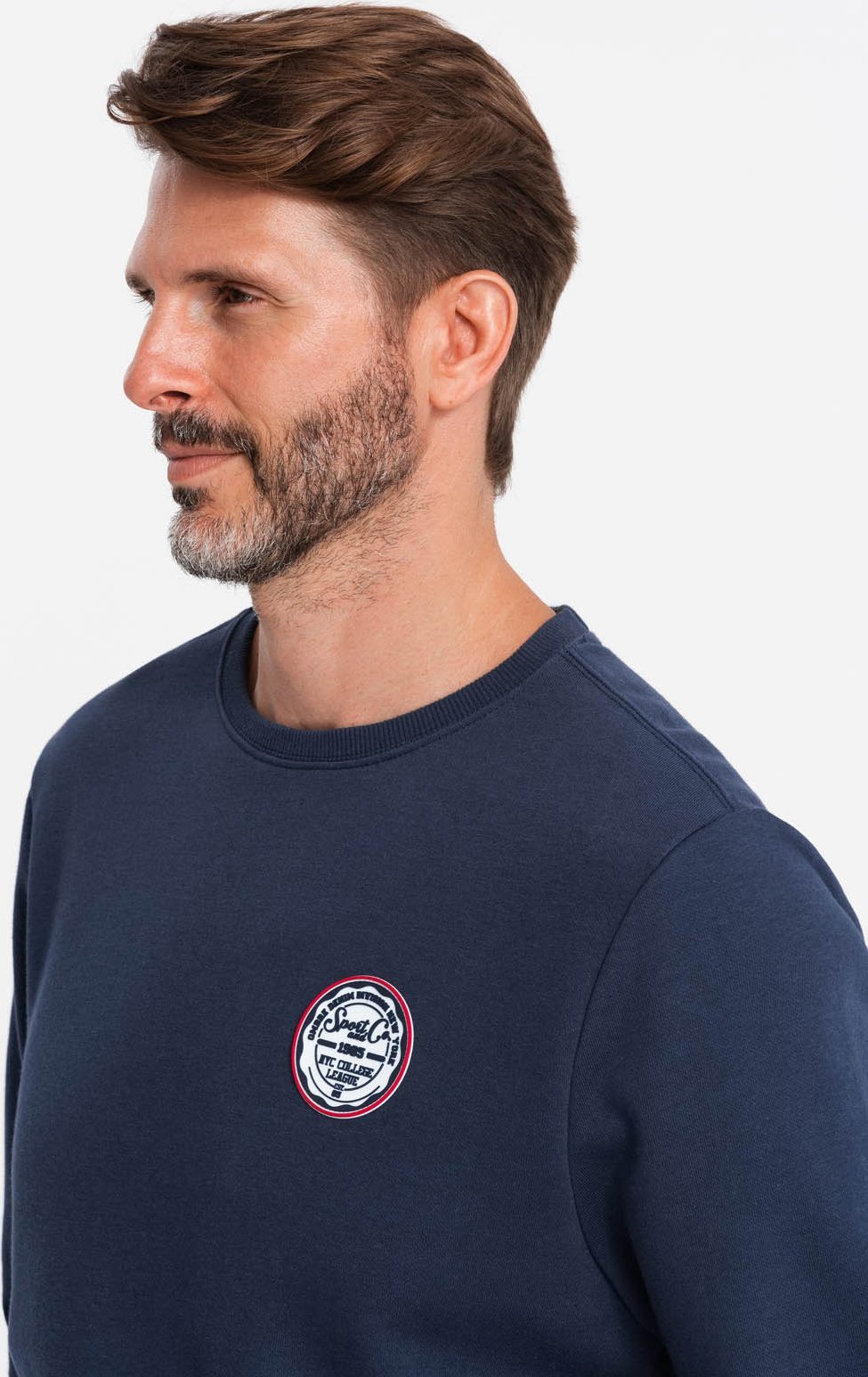 Ombre Nierozpinana męska dresowa bluza z naszywką w stylu college granatowa V2 OM-SSNZ-0134 M