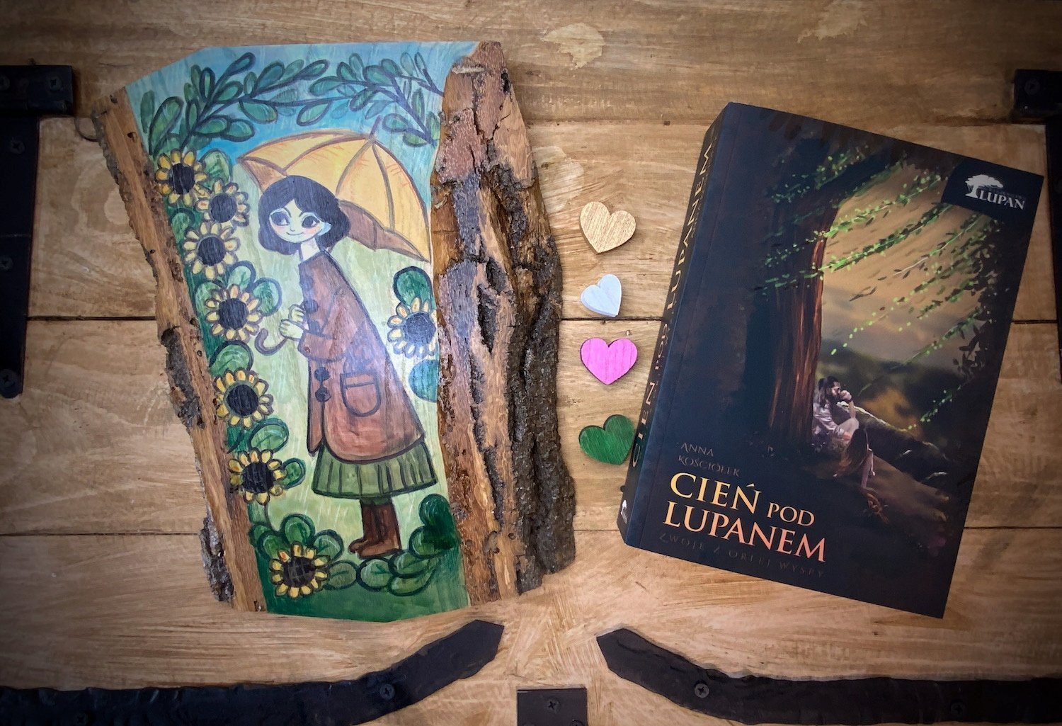 Żółty parasol - obrazek na drewnie z korą