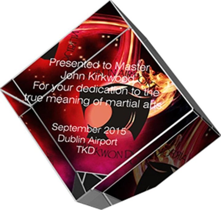 Victoria Sport Trofeum szklane grawerowane z nadrukiem kolorowym LuxorJet + wypełnienie farbą