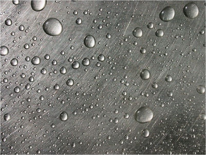 DecoNest Fototapeta - Stalowa powierzchnia z kroplami wody - 250X193