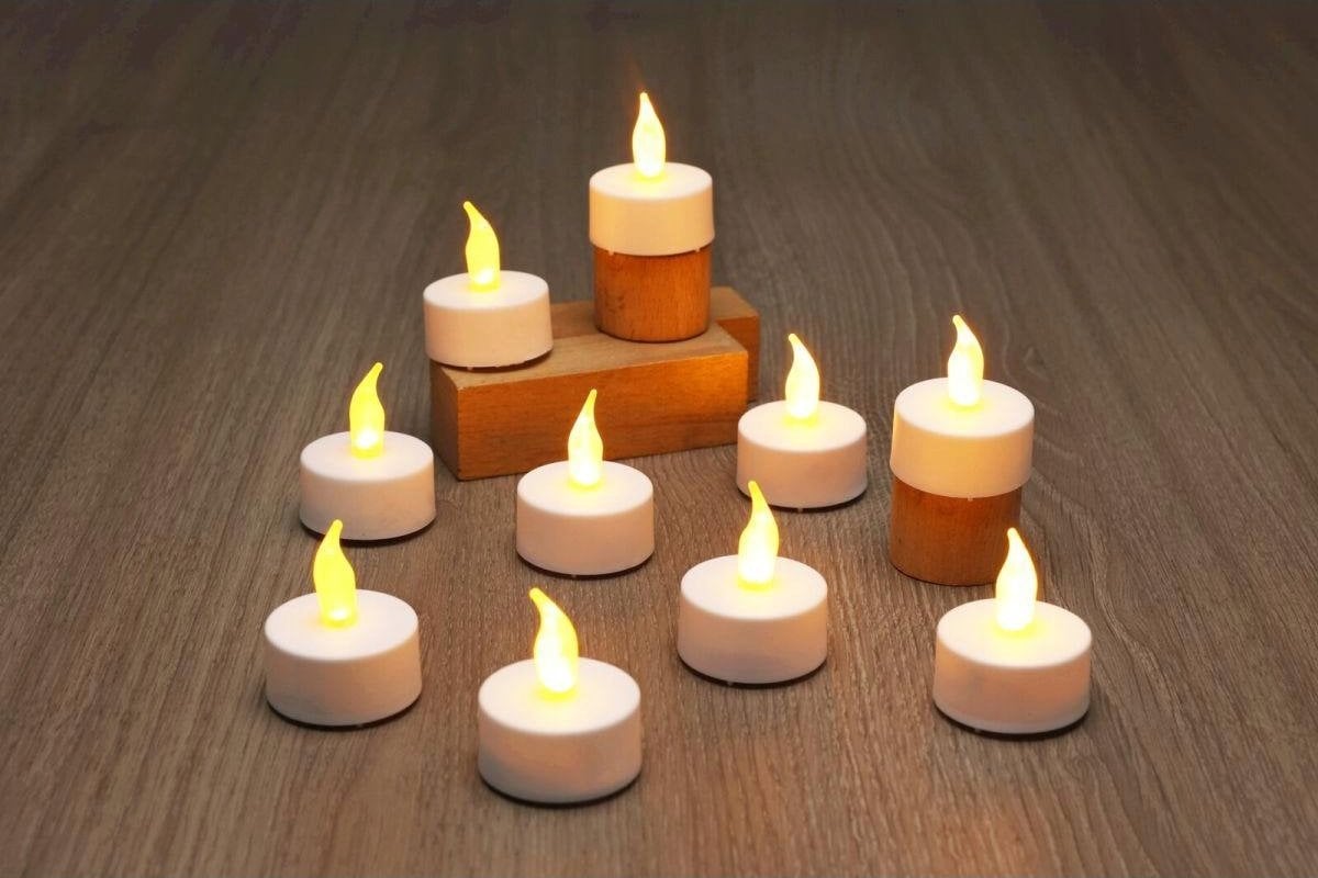Dekoracja świąteczna Articasa ZESTAW 8 ŚWIECZEK TEA LIGHT LED Z PILOTEM