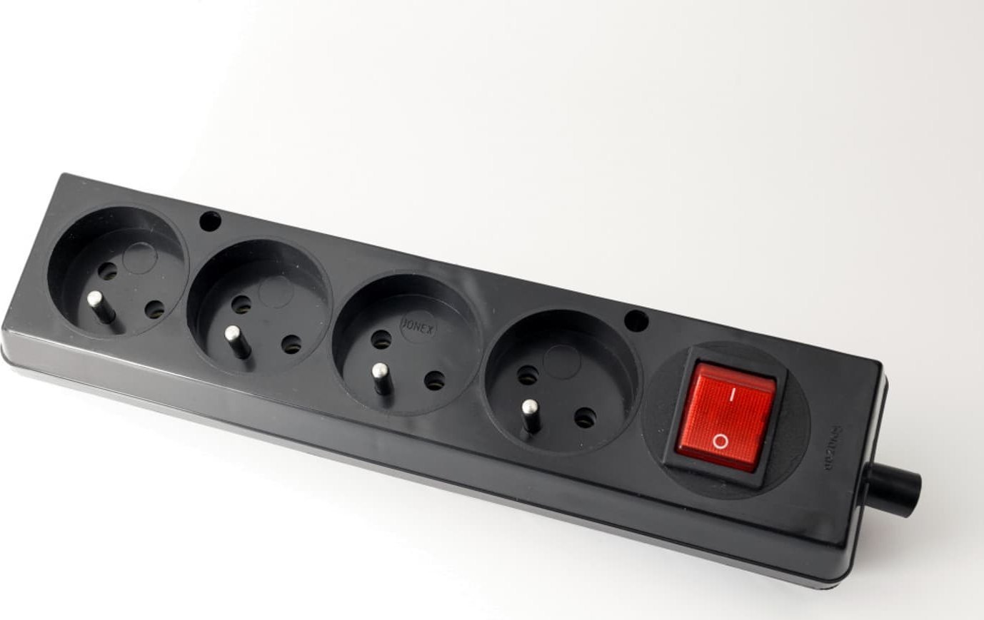 Jonex Gniazdo przenośne czterokrotne 16A 2P+Z 250V z wyłącznikiem czarne GN-470WS