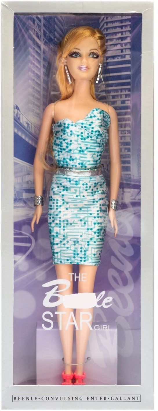 Lalka w biało-zielonej sukni