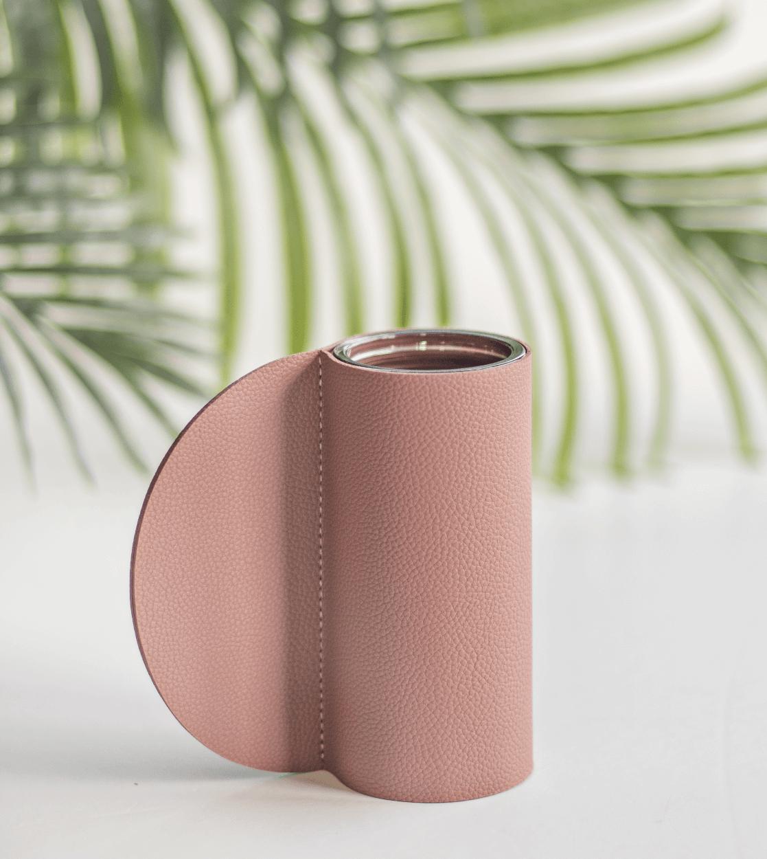 Tajemniczy ogród Wazonik w skórzanej osłonce zgaszony róż 14 cm