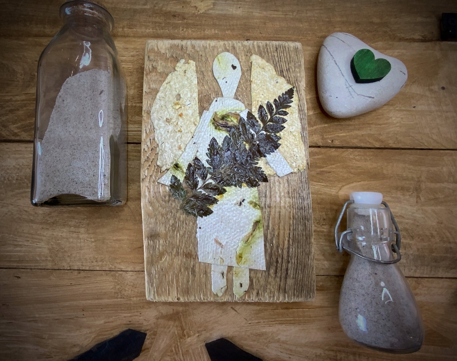 Papierowy Anioł na starej desce