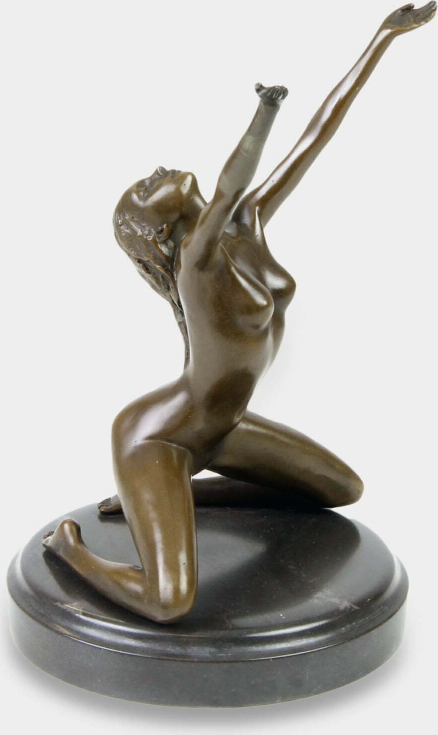 rzezbyzbrazu Klęcząca Naga Kobieta