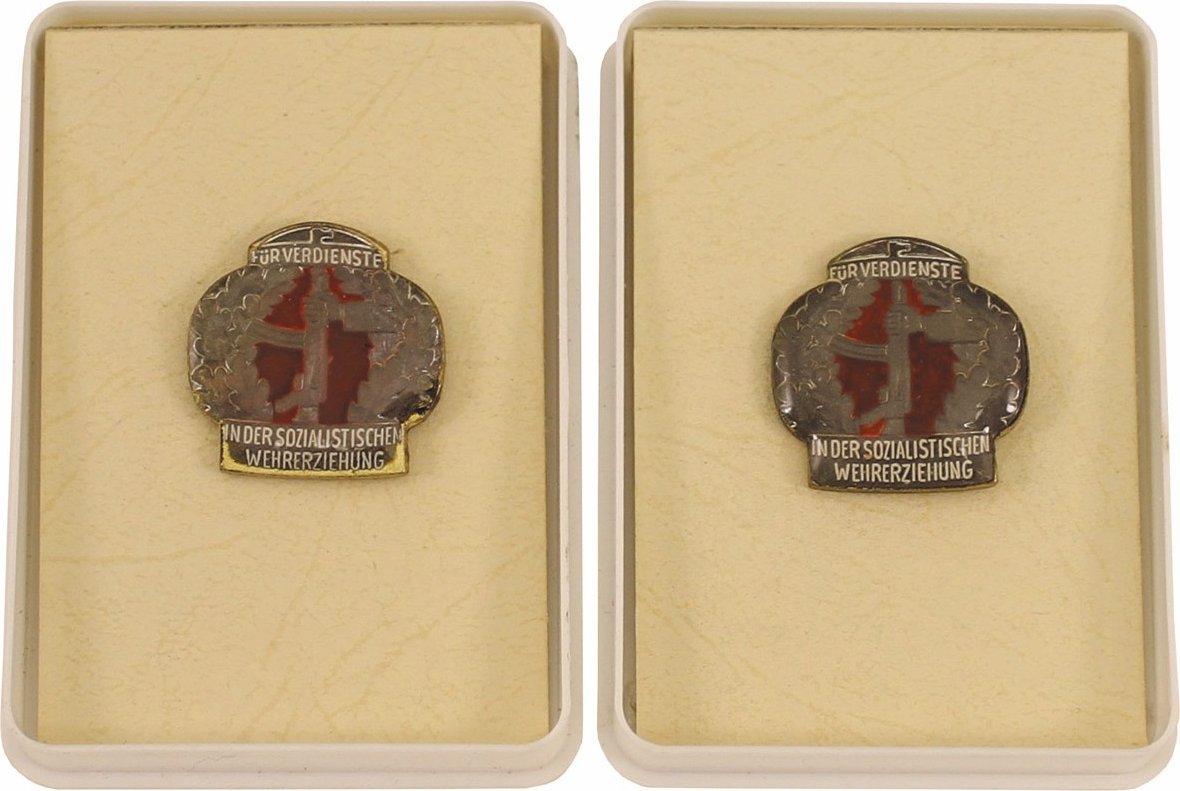 Demobil Oryginalne NVA , Order, Odznaka, spinki