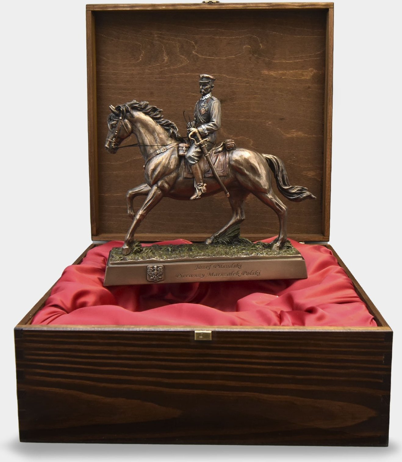 rzezbyzbrazu Józef Piłsudski na Koniu w Pudełku Prezentowym z Grawerowaną Dedykacją