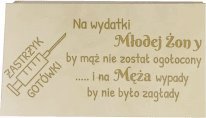 Koszulkowy Zastrzyk gotówki - Na wydatki Młodej Żony by mąż nie został ogołocony - pudełko na pieniądze z grawerem