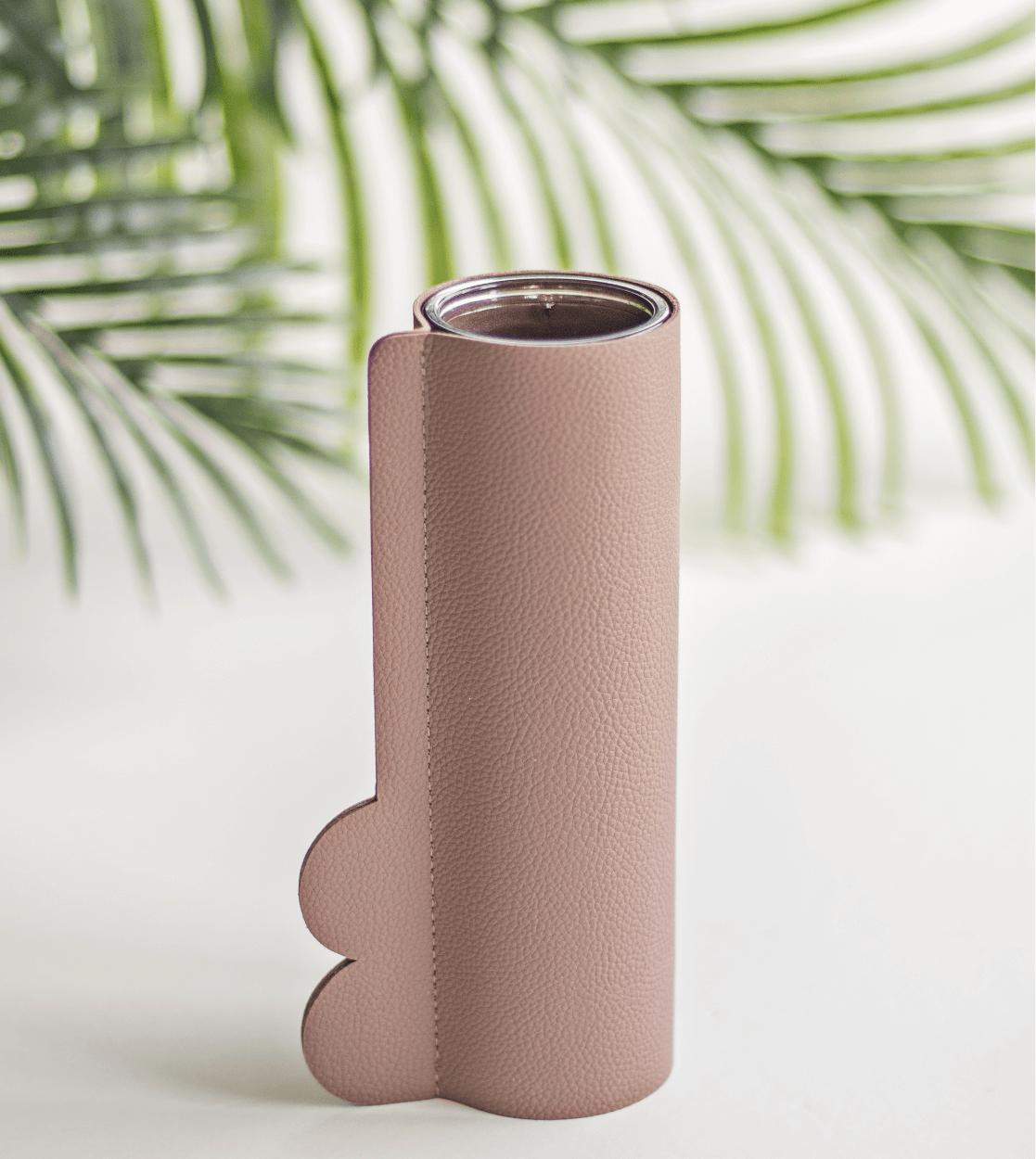 Tajemniczy ogród Wazonik w skórzanej osłonce brudny róż 21 cm