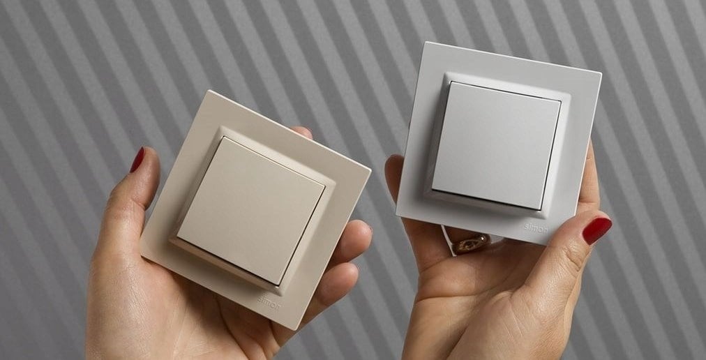 Simon 10 Łącznik uniwersalny – schodowy bez piktogramu (moduł) 10 AX, 250 V~, szybkozłącza kremowy CW6C.01/X/41