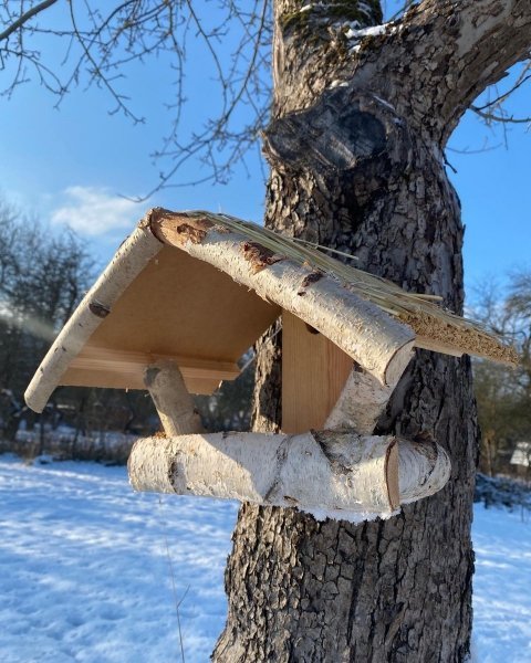 Wnuk Karmnik dla ptaków kryty słomą (wzór-4)