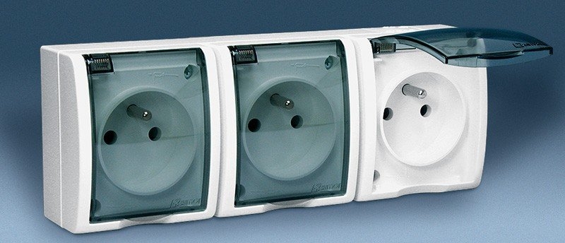 Kontakt-Simon Gniazdo hermetyczne potrójne AQUARIUS z/u 16A IP54 z klapką dymną białe - AQGZ1-3/11A