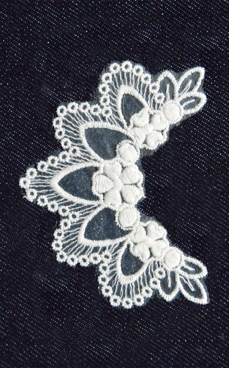 Ki-Sign Naprasow. Koronkowa Kołnierzyk