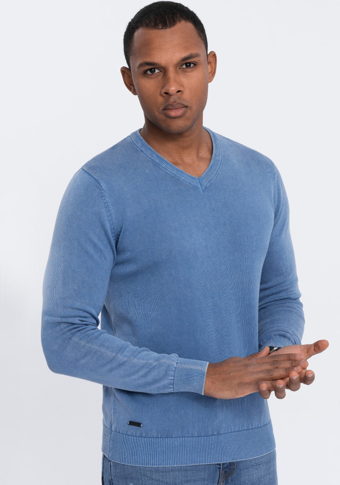 Ombre Męski sweter washowany z dekoltem w serek - niebieski V4 OM-SWOS-0108 L