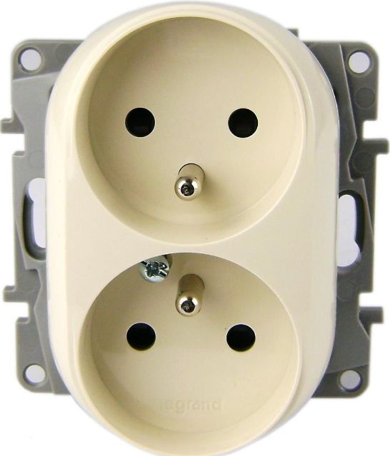 Legrand Gniazdo Niloe podwójne z uziemieniem i przesłonami kremowe (764642)