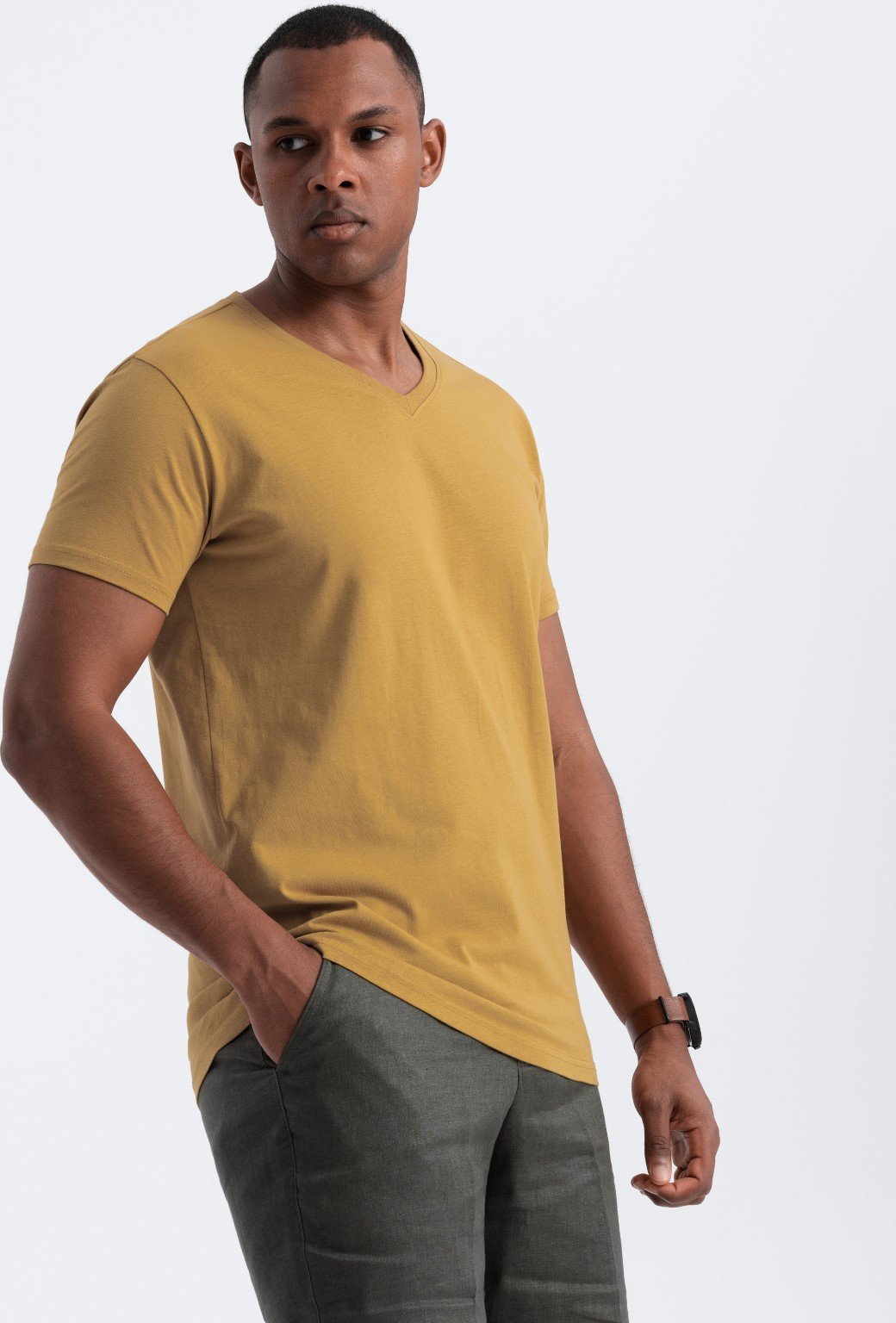 Ombre Klasyczna męska bawełniana koszulka z dekoltem w serek BASIC musztardowa V8 OM-TSBS-0145 L