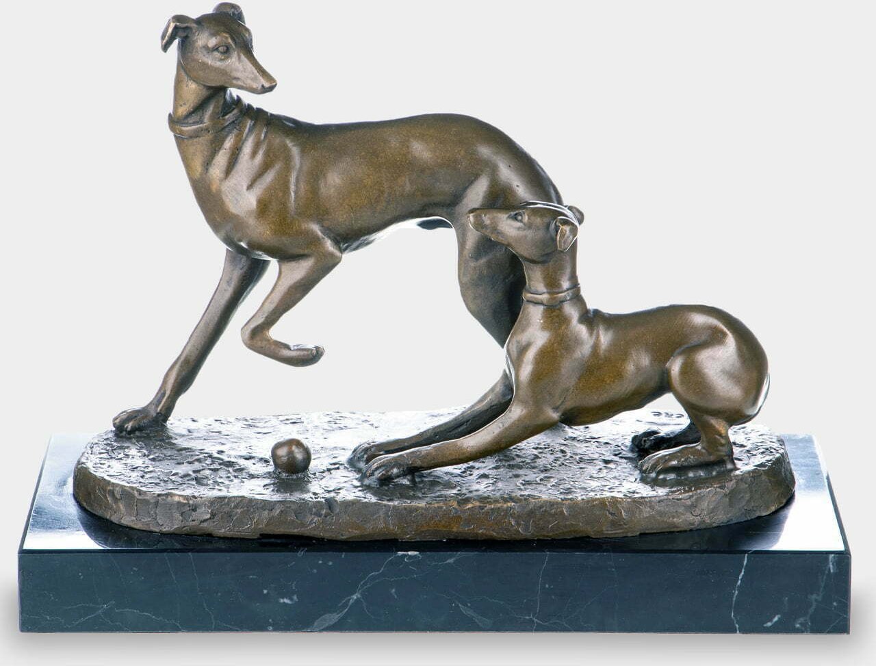 rzezbyzbrazu Dwa Charty Bawiące się Piłką Rzeźba z Brązu