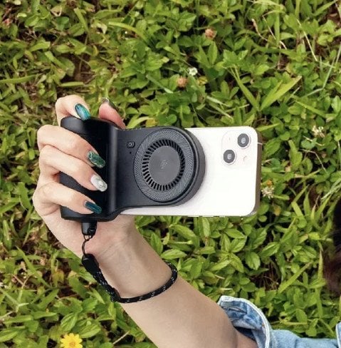 Adam Elements Selfie Shot Magnetic Hand Grip - magnetyczny uchwyt do ręki z powerbankiem 5000mAh czarny - Gwarancja bezpieczeństwa. Proste raty. Bezpł