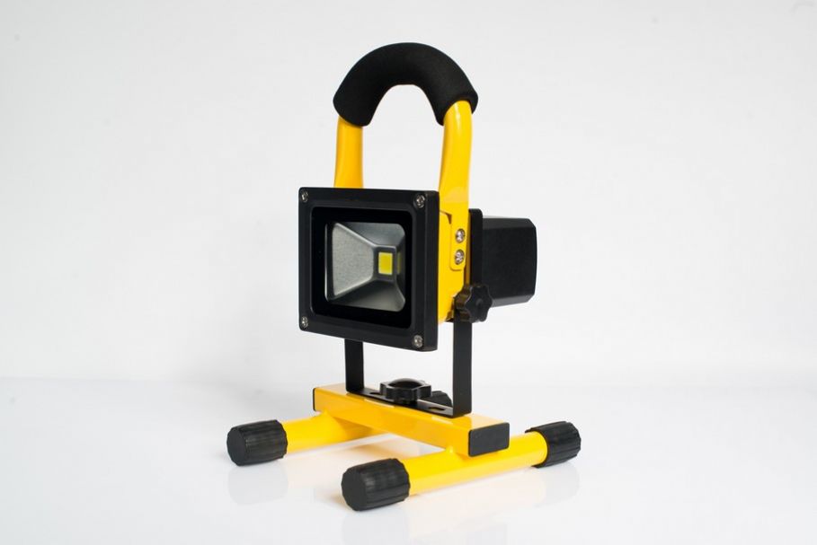 Volteno Naświetlacz akumulatorowy LED na małym statywie 10W (VO0579)