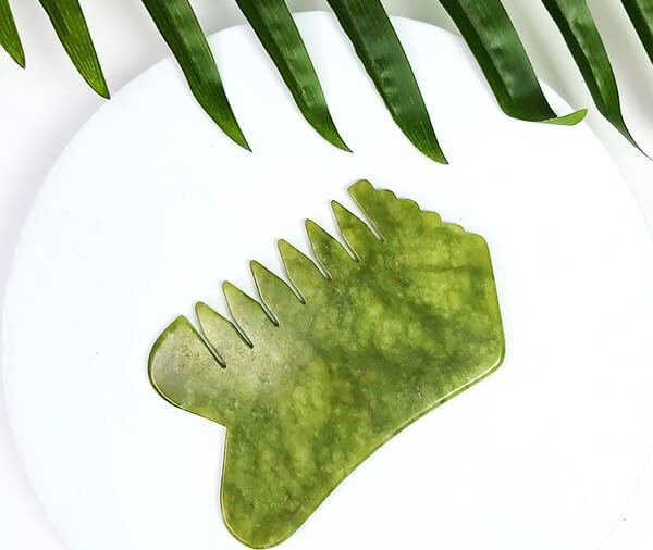 Yeye Grzebień Gua Sha do masowania głowy, twarzy i ciała pełny władzy, płodności i równowagi Zielony Jadeit