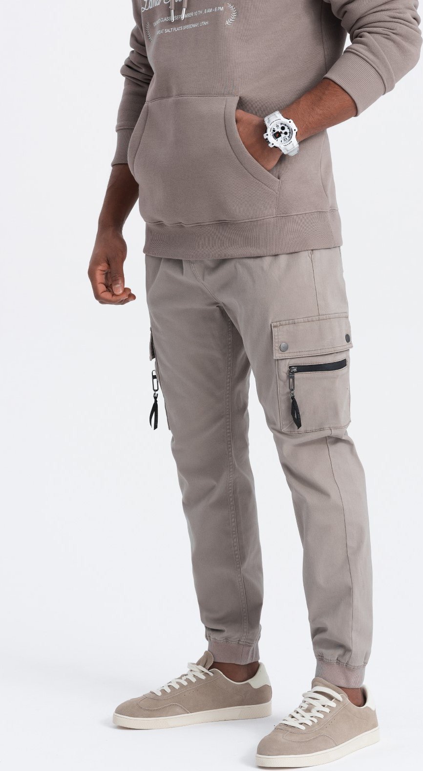 Ombre Męskie spodnie JOGGERY z zapinanymi kieszeniami cargo - ciemnobeżowe V2 OM-PAJO-0125 XL