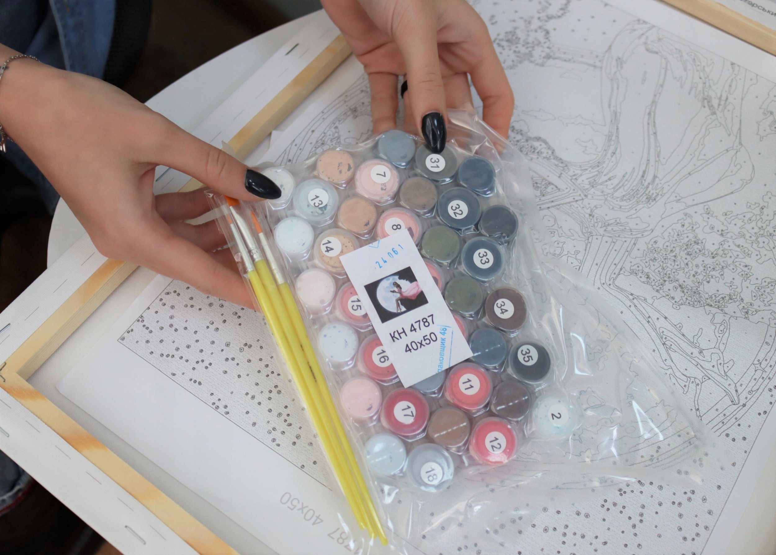 Malowanie po numerach - Twój uścisk 40x40cm