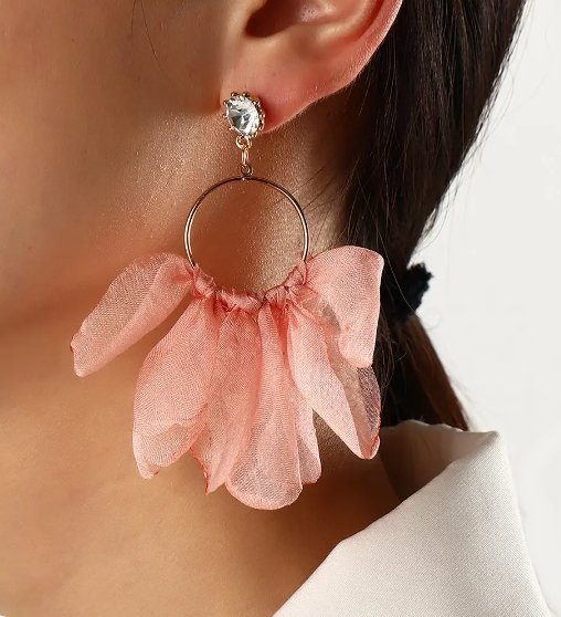 KOKONET Lekkie złote kolczyki z kołami płatkami szyfonu jedwabiu jasny róż