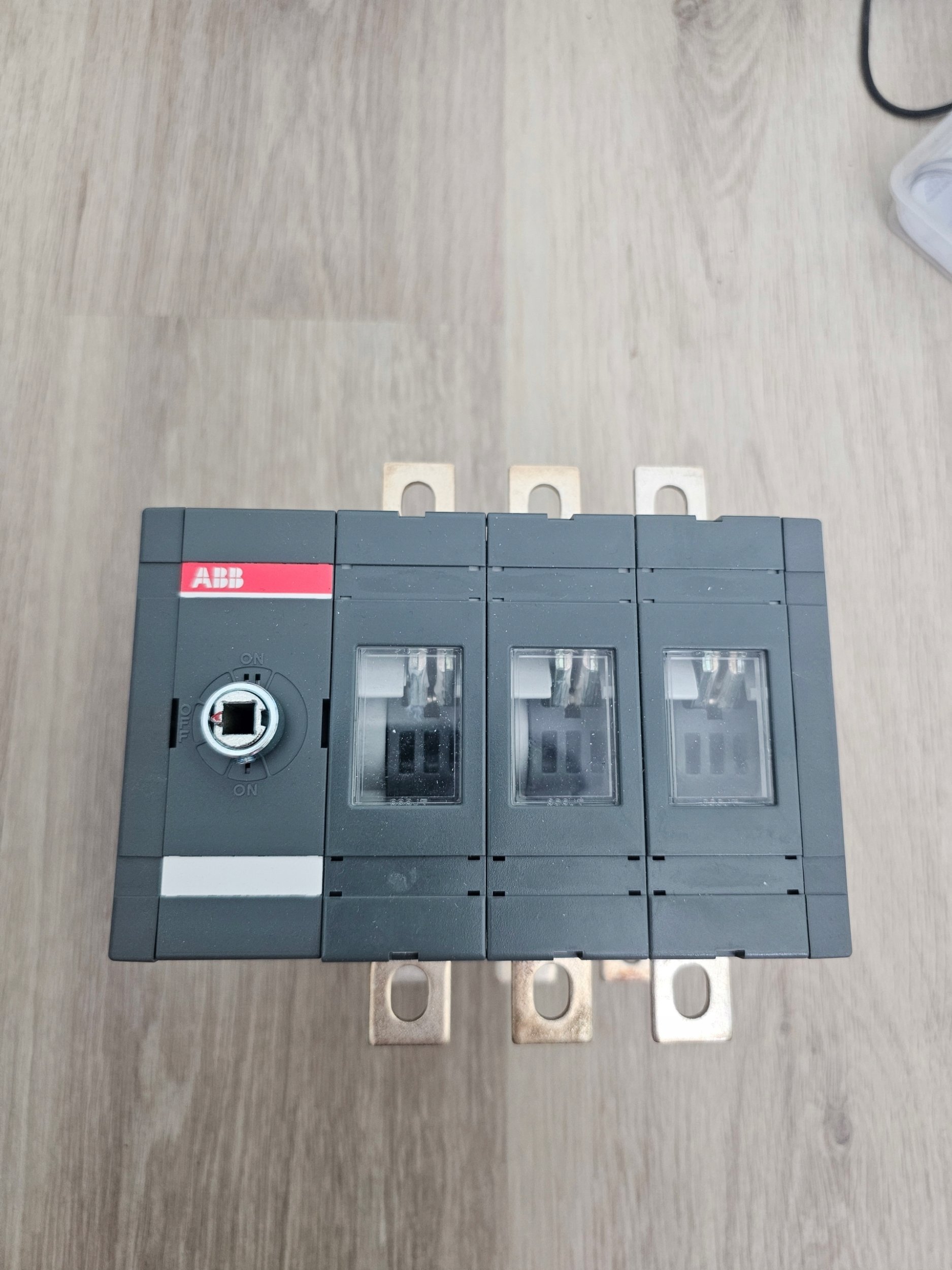 Rozłącznik izolacyjny 3P 250A bez napędu OT250E03C 1SCA022764R3060