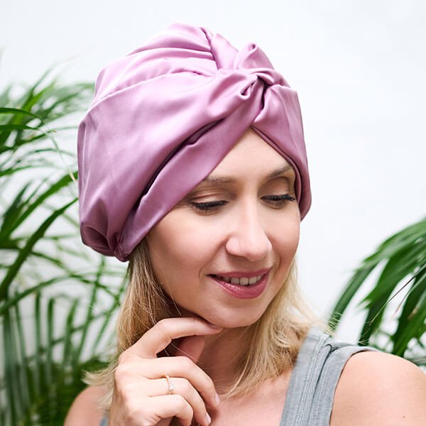 Satynowy czepek na włosy z regulacją Yeye Made in Nature Ciemno szary