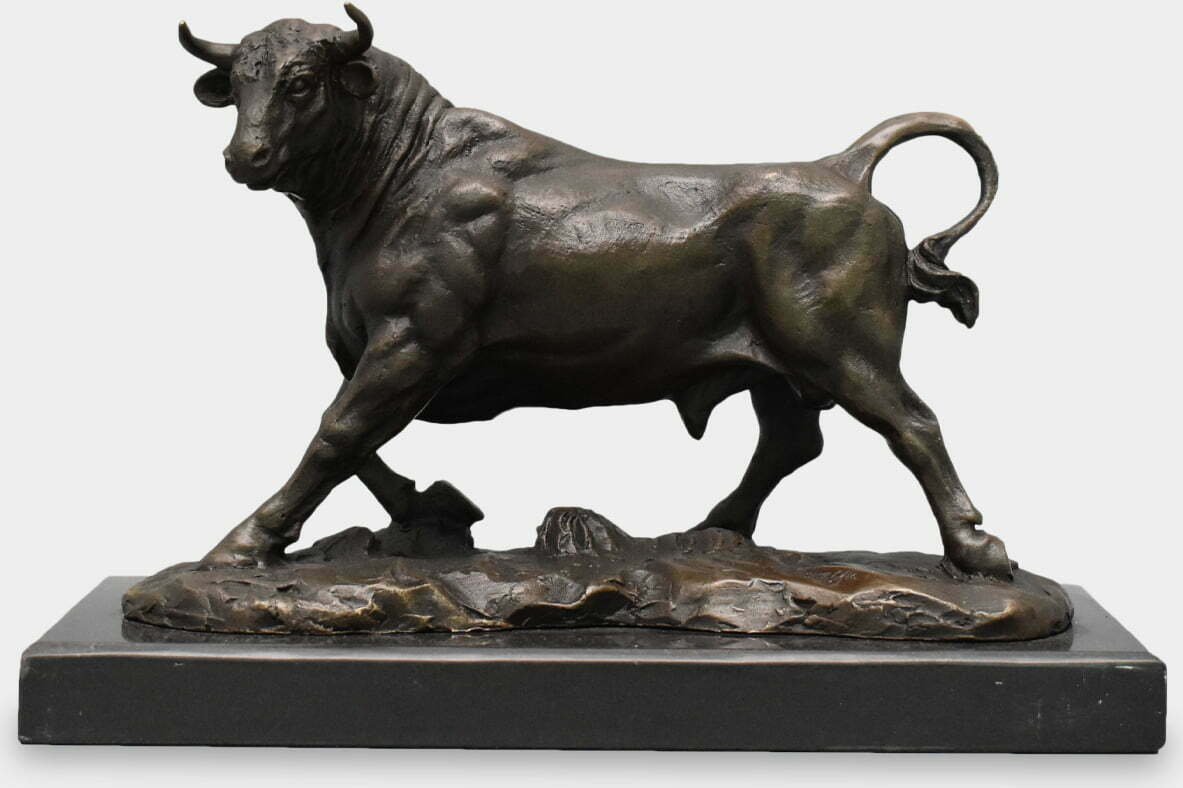 rzezbyzbrazu Atakujący Byk Mały Rzeźba z Brązu