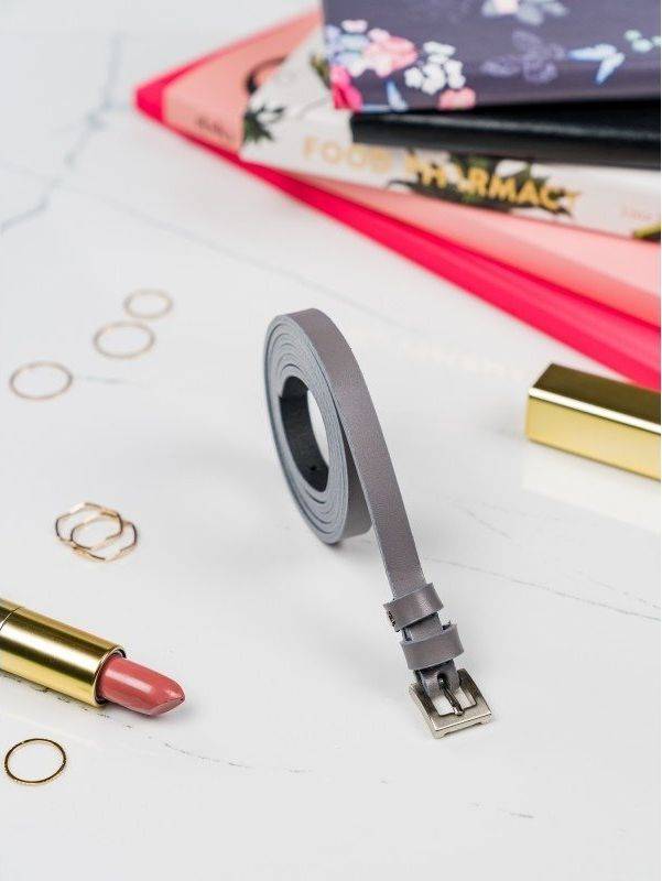 Klasyczny, wąski pasek damski ze srebrną, metalową klamerką Nie dotyczy