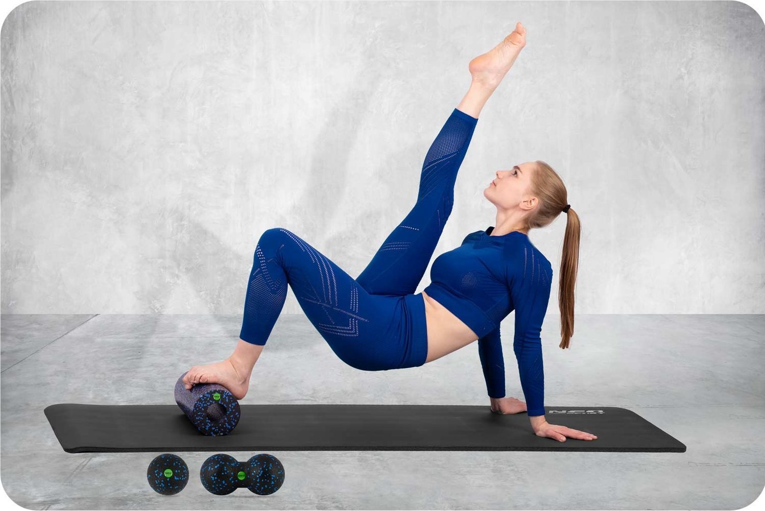Neo-Sport Zestaw roller do ćwiczeń + piłka + podwójna piłka do masażu NS-998 czarno-niebieski