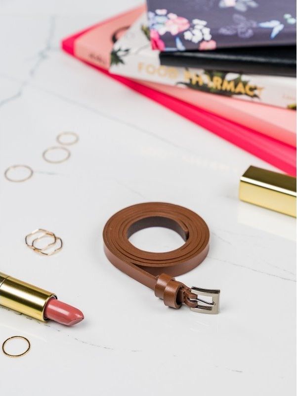 Klasyczny, wąski pasek damski ze srebrną, metalową klamerką Nie dotyczy