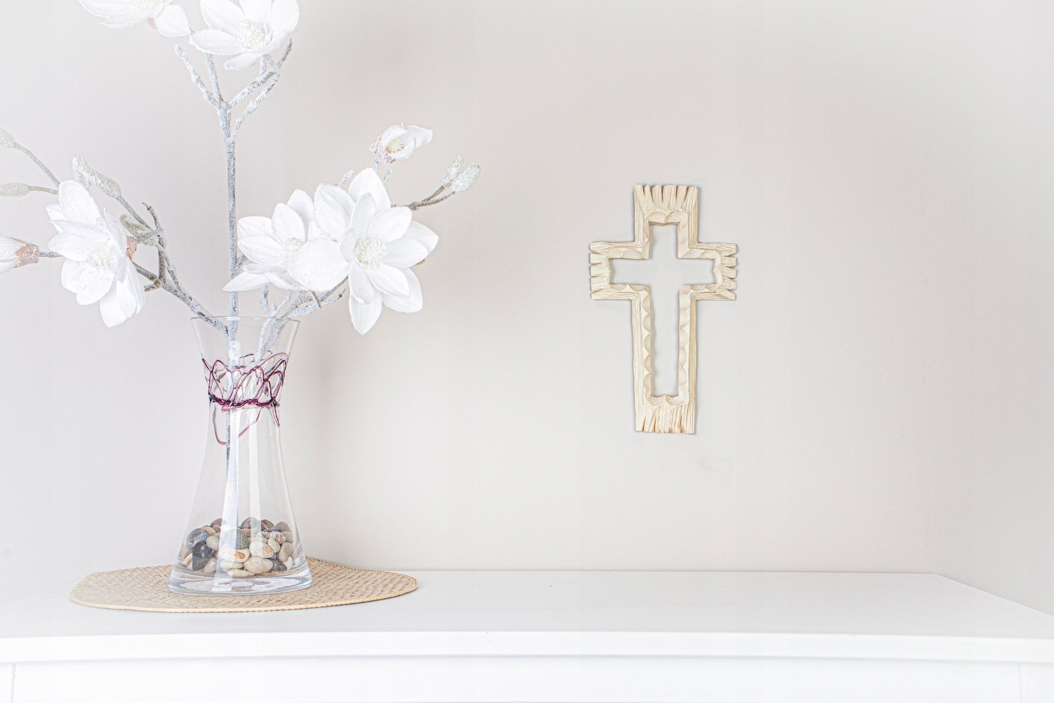 Krzyż wyrzeźbiony z drewna - styl rustykalny