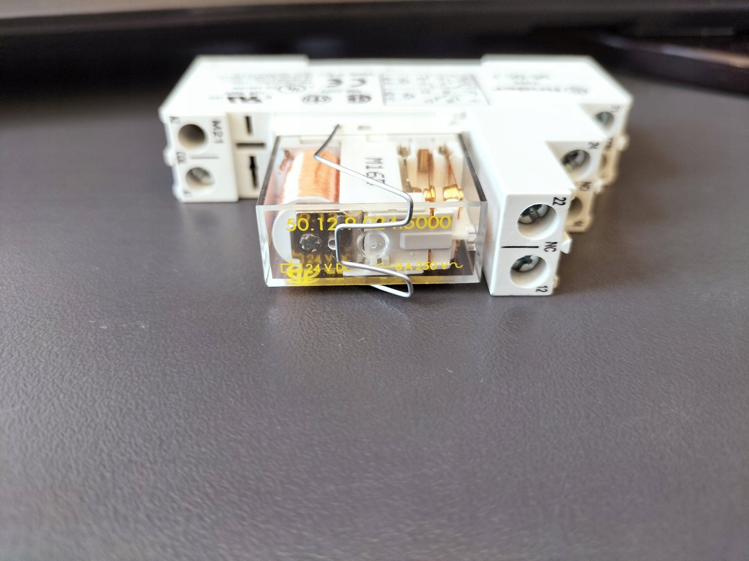 Przekaźnikowy moduł sprzęgający 2P 8A 24V DC 15,8mm przekaźnik BEZPIECZEŃSTWA EN 50205 TYP B 48.12.9.024.5007SMA