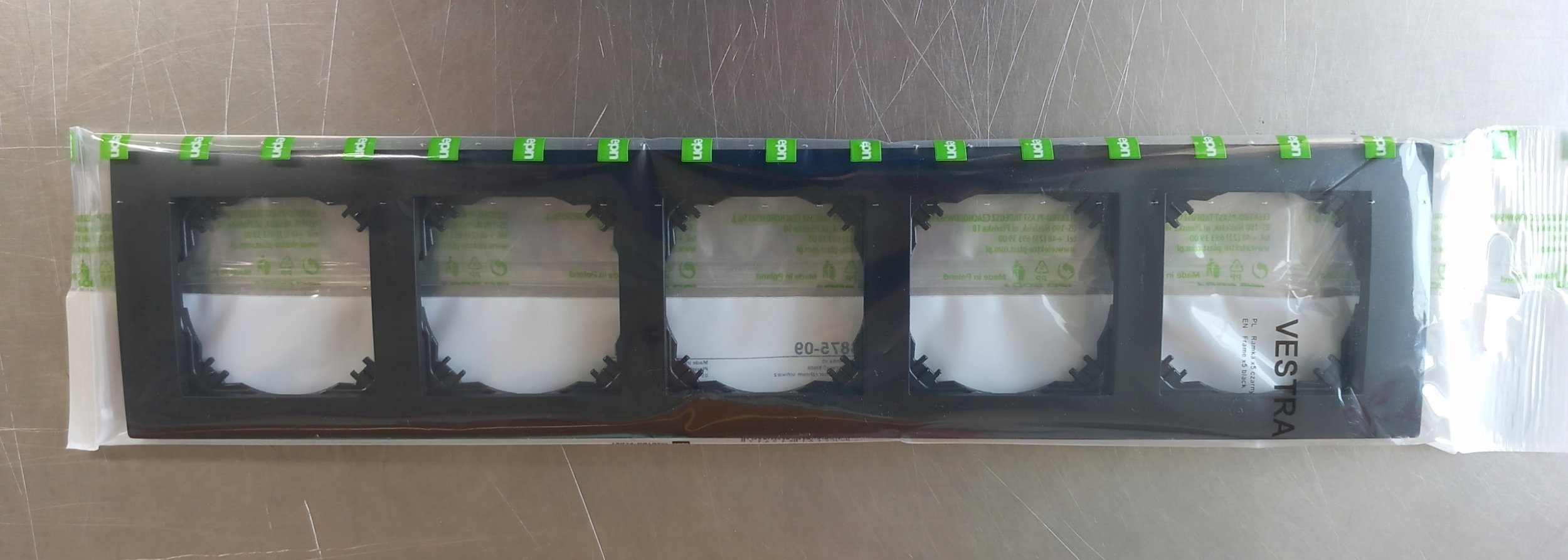 VESTRA ramka pięciokrotna IP20 czarny 3875-09