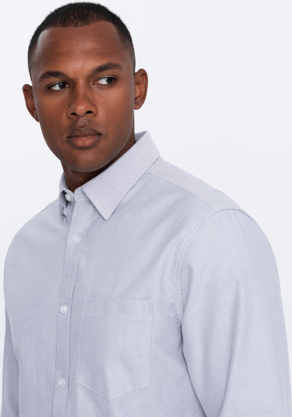 Ombre Elegancka męska koszula oxford z haftem i kieszonką błękitna V1 OM-SHOS-0173 S